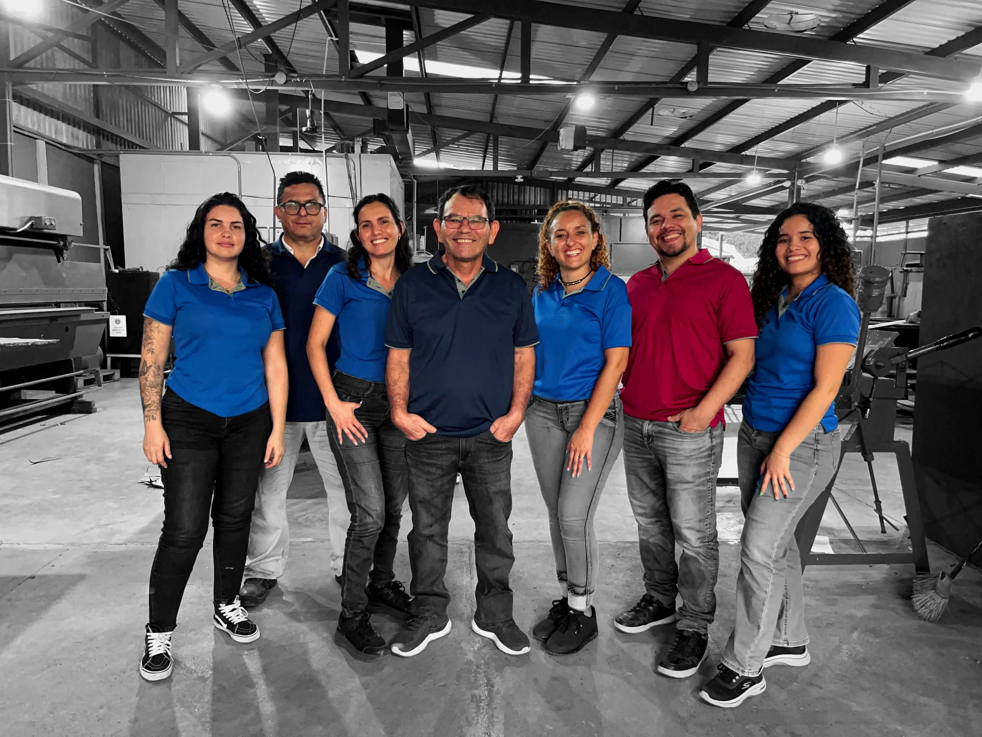 Equipo de Muebles Metálicos Castillo en el taller de fabricación en La Guácima, Alajuela