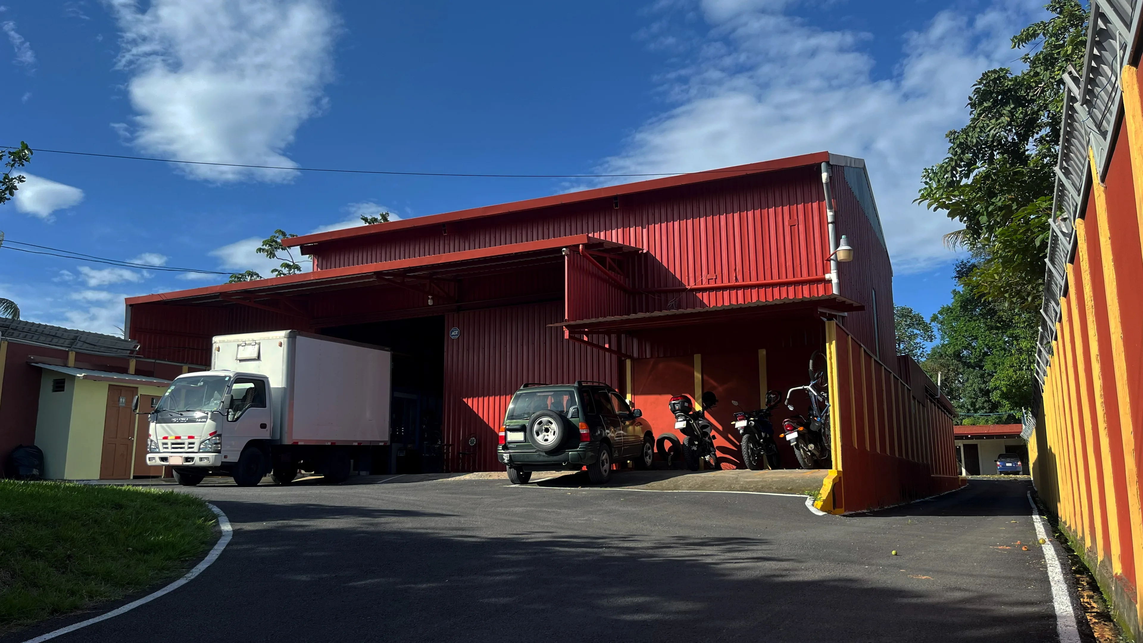 Instalación de mobiliario metálico en punto de venta por Muebles Metálicos Castillo