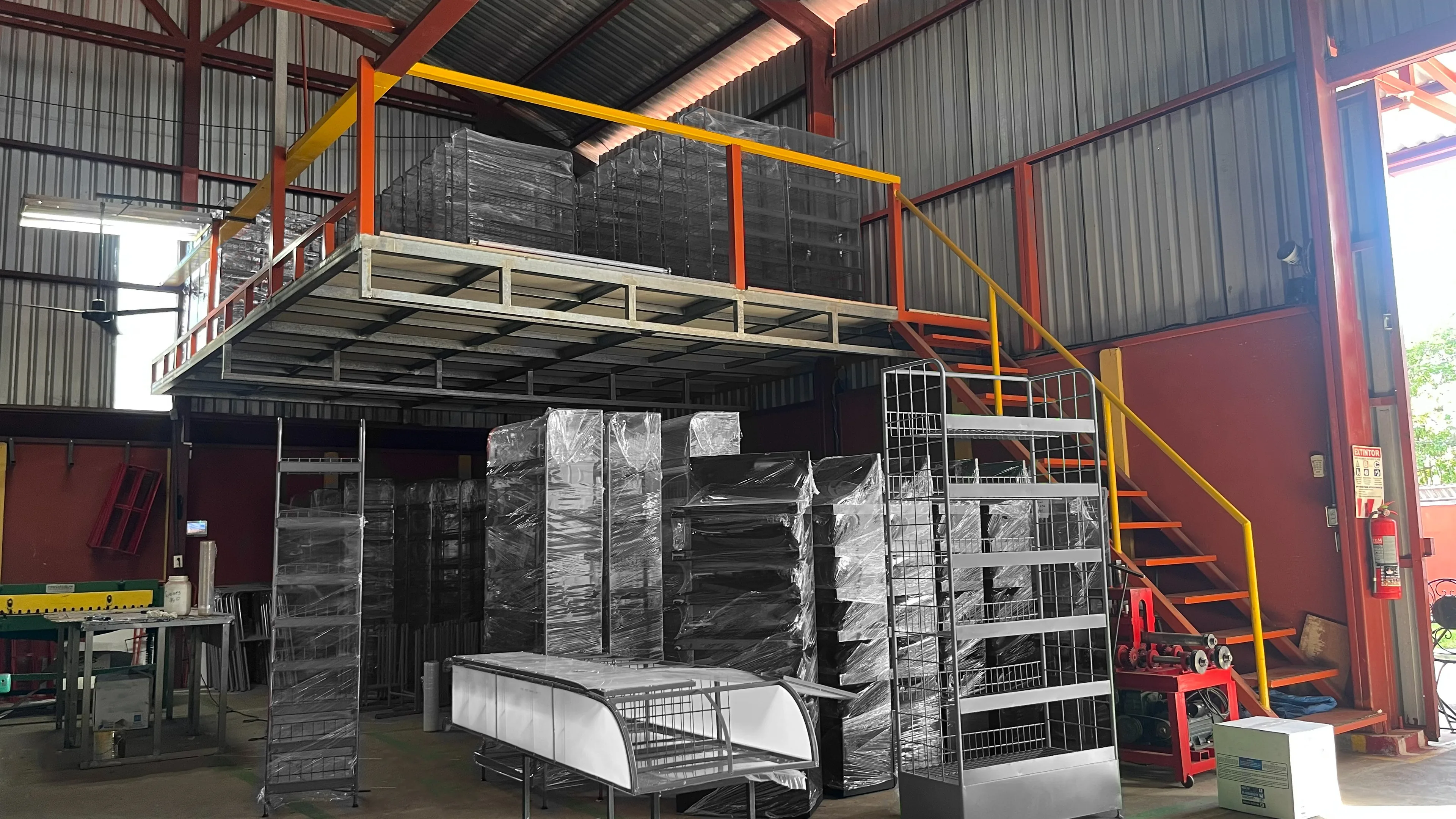 Mobiliario metálico a medida fabricado por Muebles Metálicos Castillo